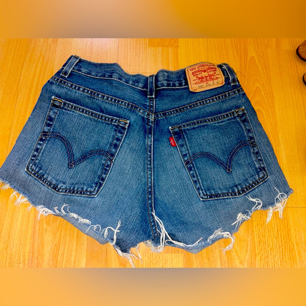 SOLD Levi’s cut-off jean shorts size 29